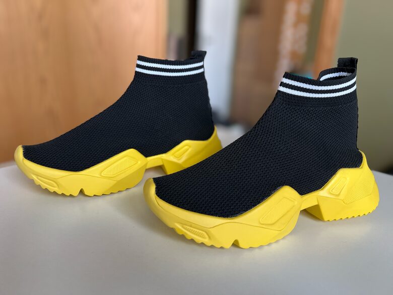 Shoes with elastic sock part