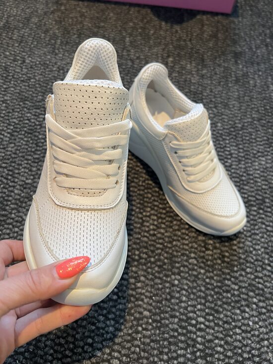 Shoes with a 2 cm platform