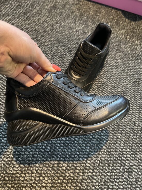 Shoes with a 4 cm  platform